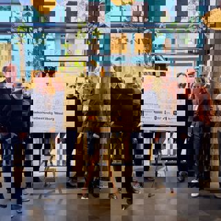 Medewerkers Gemeente Tilburg, Heijmans, ERA Contour, Dura Vermeer, TBV Wonen, Tiwos en WonenBreburg op de foto