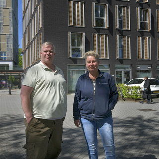 Rob en Cokkie staan voor Brucknerlaan flatin Tilburg Noord 