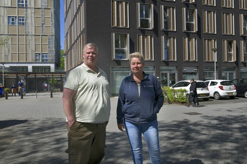 Rob en Cokkie staan voor Brucknerlaan flatin Tilburg Noord 